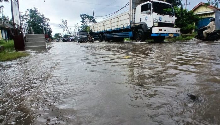 Hujan Deras, Jalan Kaliwungu Kendal-Semarang Kembali Banjir