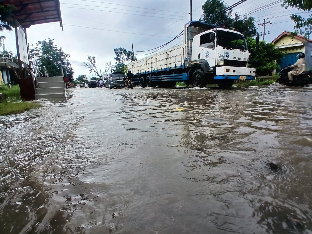pengendara melintas genangan banjir di jalan Kaliwungu, Desa Sumberrejo, Kendal, Rabu (18/2/2026).