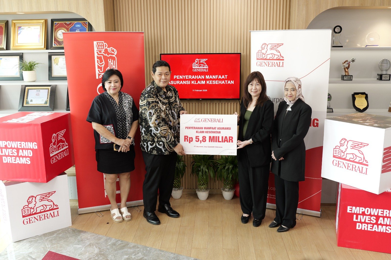Penyerahan kalim simbolis dari Generali Indonesia ke nasabah