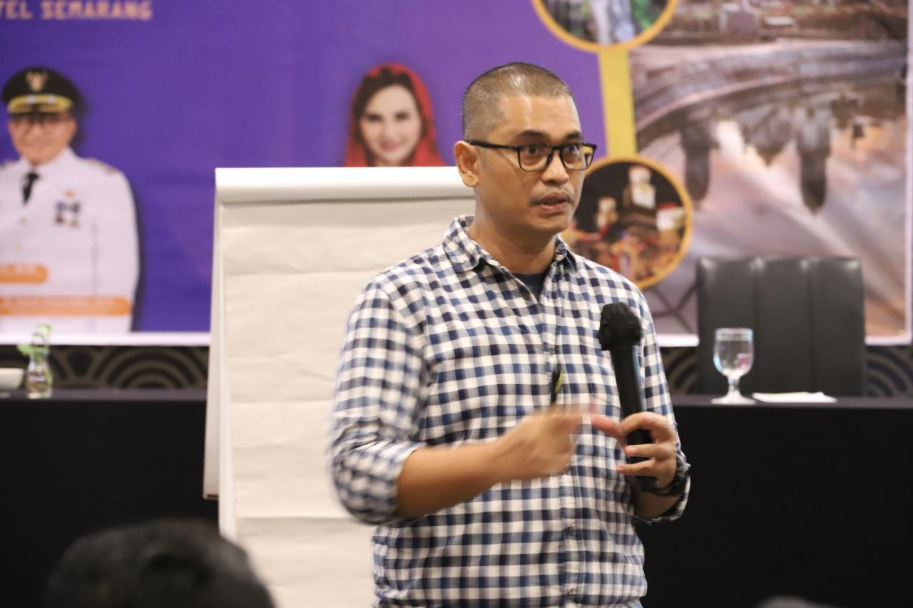 Praktisi pariwisata, Eko Suseno Matrutty yang menjadi narasumber dalam Bina Pelaku Usaha Pariwisata