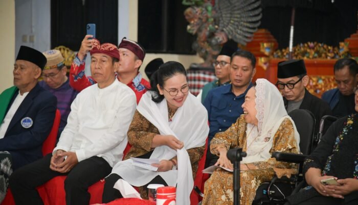 Momen Agustina Dampingi Sinta Nuriyah saat Sahur di Pura Giri Natha Semarang