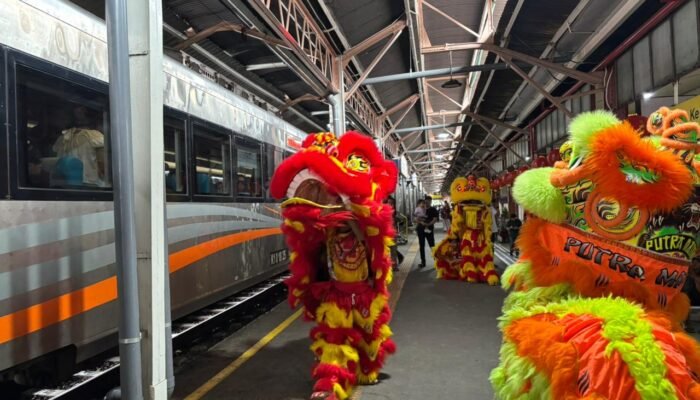 Sambut Tahun Baru Imlek, Atraksi Barongsai Hibur Pelanggan KA di Stasiun Semarang Tawang
