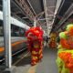 Tarian Barongsai menghibur penumpang KA di Stasiun Tawang Semarang.