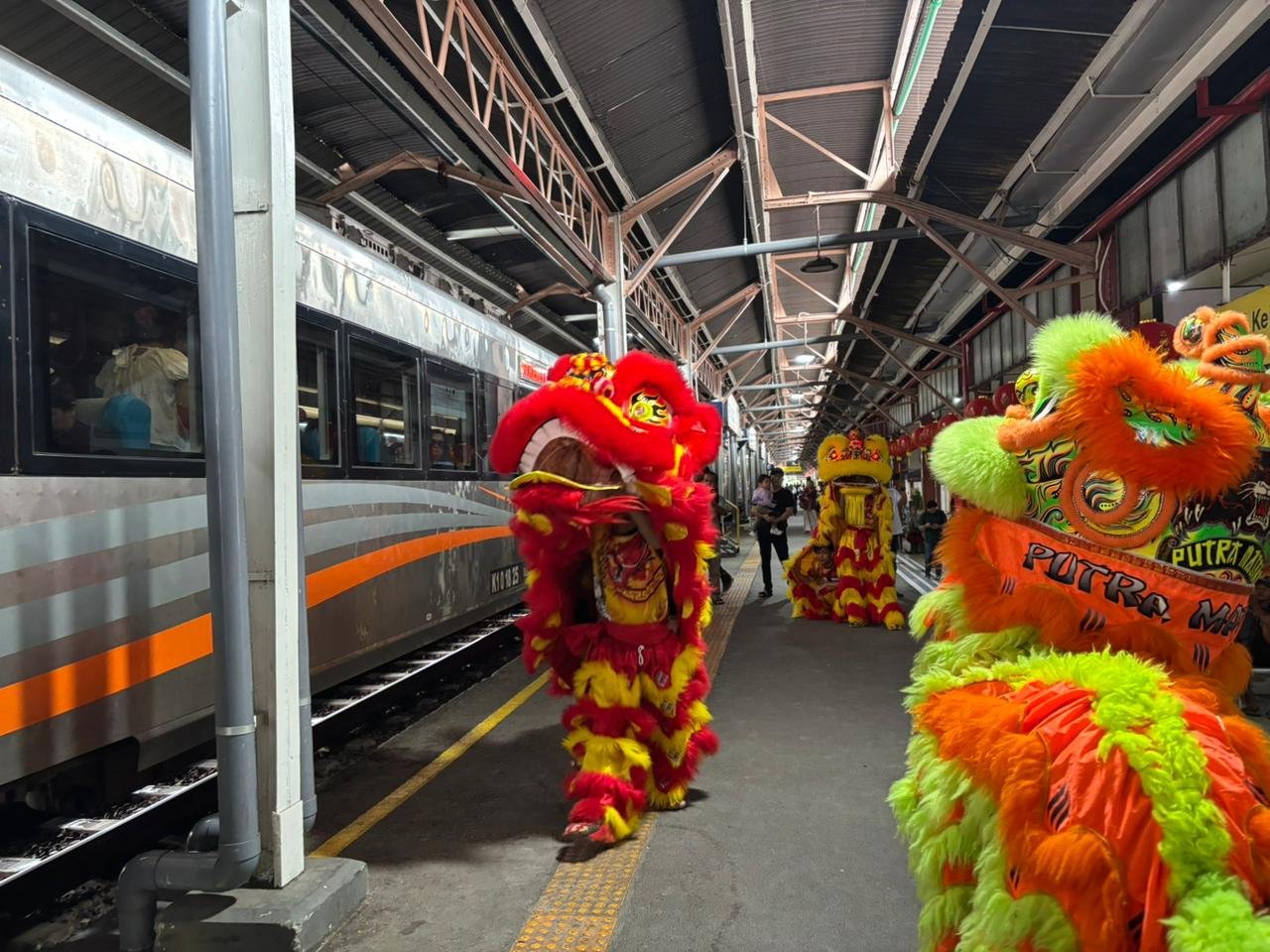 Tarian Barongsai menghibur penumpang KA di Stasiun Tawang Semarang.
