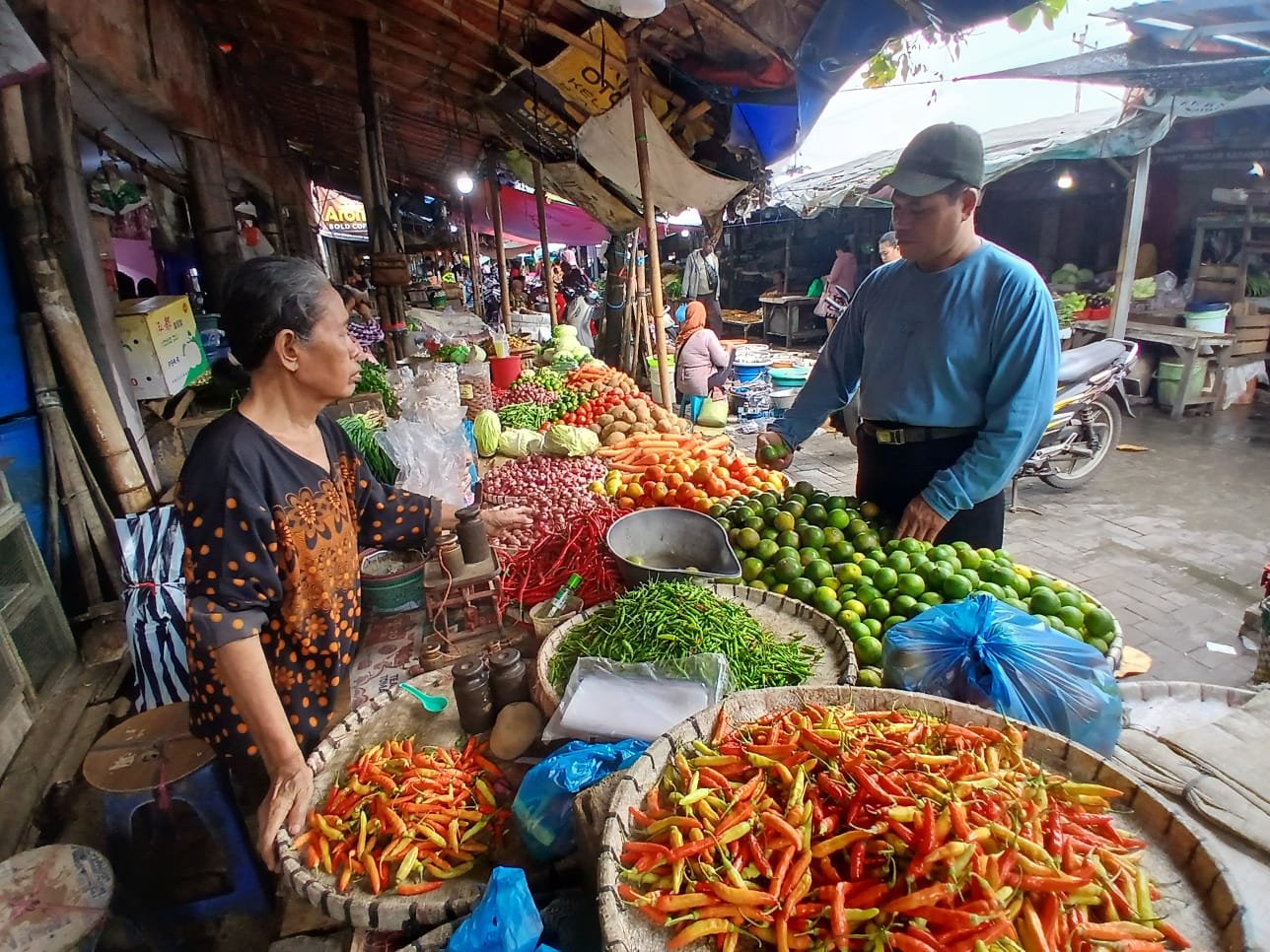 pedagang melayani pembeli di Pasar Karangayu Semarang.