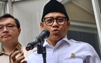 Menteri Koordinator Pemberdayaan Masyarakat (Menko PM), A Muhaimin Iskandar atau dikenal Cak Imin saat melakukan tinjauan di Collabox Creative Space di Jalan Indraprasta Semarang.