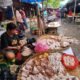 Pedagang berjualan daging ayam di lapak Pasar Karangayu.