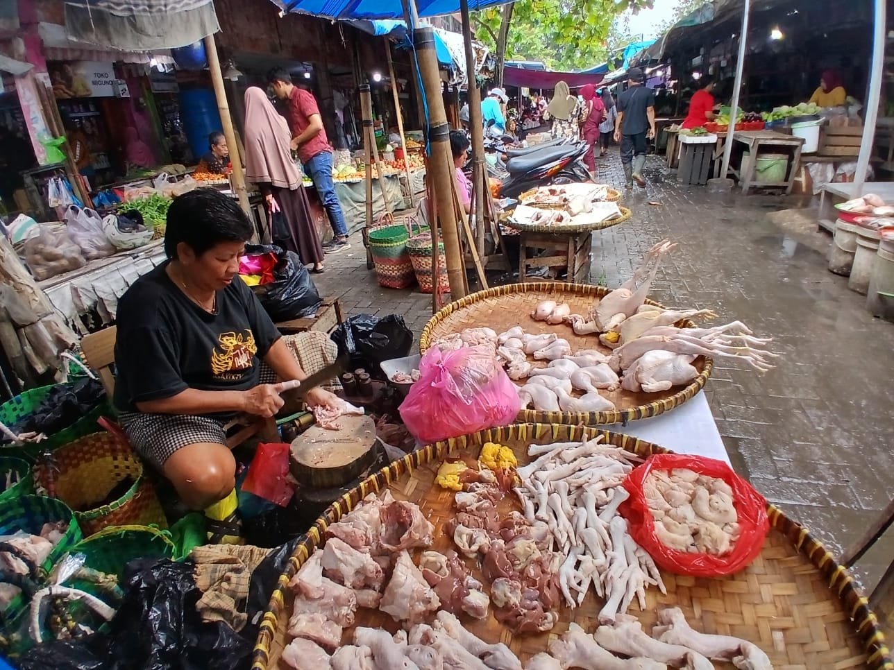 Pedagang berjualan daging ayam di lapak Pasar Karangayu.