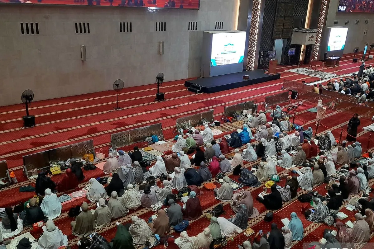 Suasana jamaah tarawih perdana di Masjid Istiqlal, Jakarta Pusat, sebelum insiden kebakaran melanda tempat ibadah umat Muslim tersebut sekitar pukul 20.40 WIB pada Rabu (18/2/2026