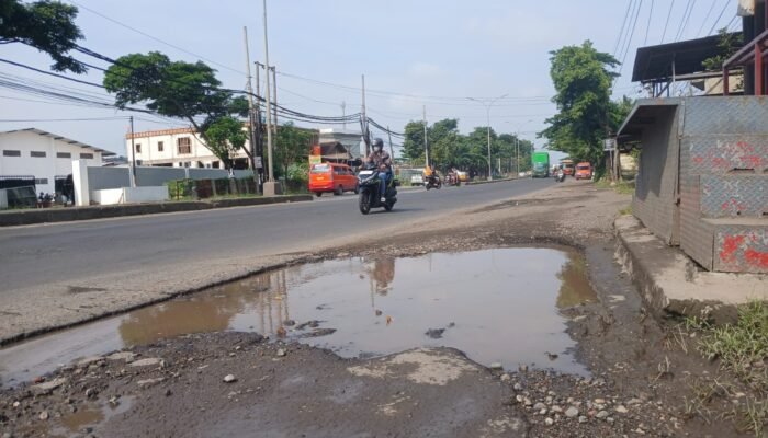 Musim Hujan, Kondisi Jalan Pantura Penuh Tambal Sulam dan Berlubang