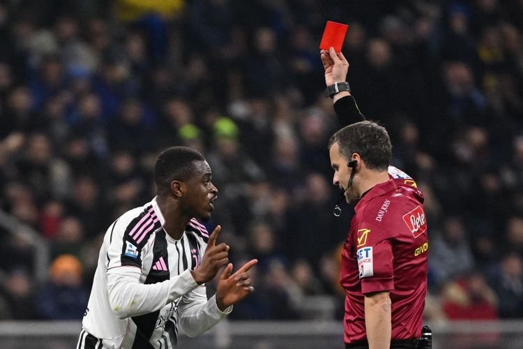 Bek Juventus Pierre Kalulu menerima kartu merah dari wasit Federico La Penna.
