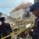 Satbrimob Polda Jatim saat mengamankan lokasi ledakan petasan di Situbondo, jawa Timur, pekan lalu.