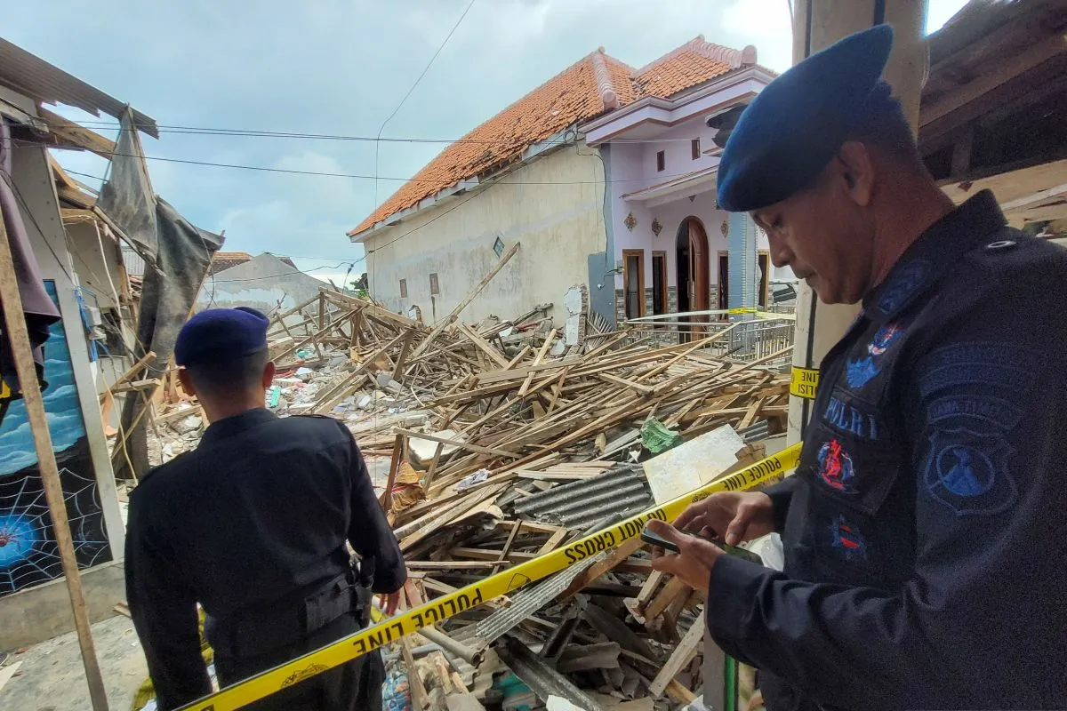 Satbrimob Polda Jatim saat mengamankan lokasi ledakan petasan di Situbondo, jawa Timur, pekan lalu.