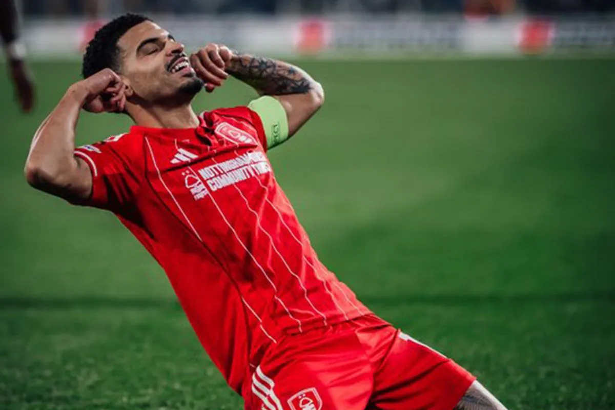 Pemain Nottingham Forest Morgan Gibss-White berselebrasi setelah berhasil mencetak gol ke gawang Fenerbahce