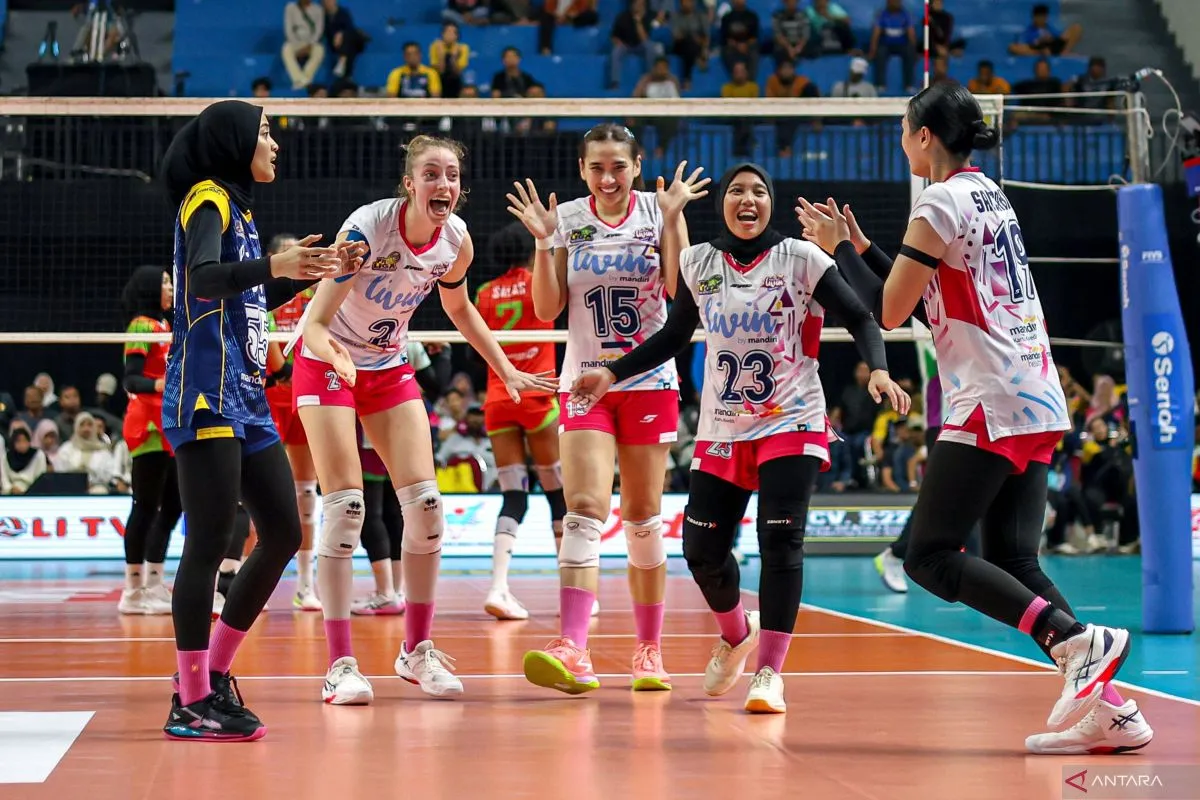 Pevoli Jakarta Livin Mandiri Yolla Yuliana (tengah) berselebrasi bersama rekannya usai mencetak poin atas lawannya Jakarta Pertamina Enduro