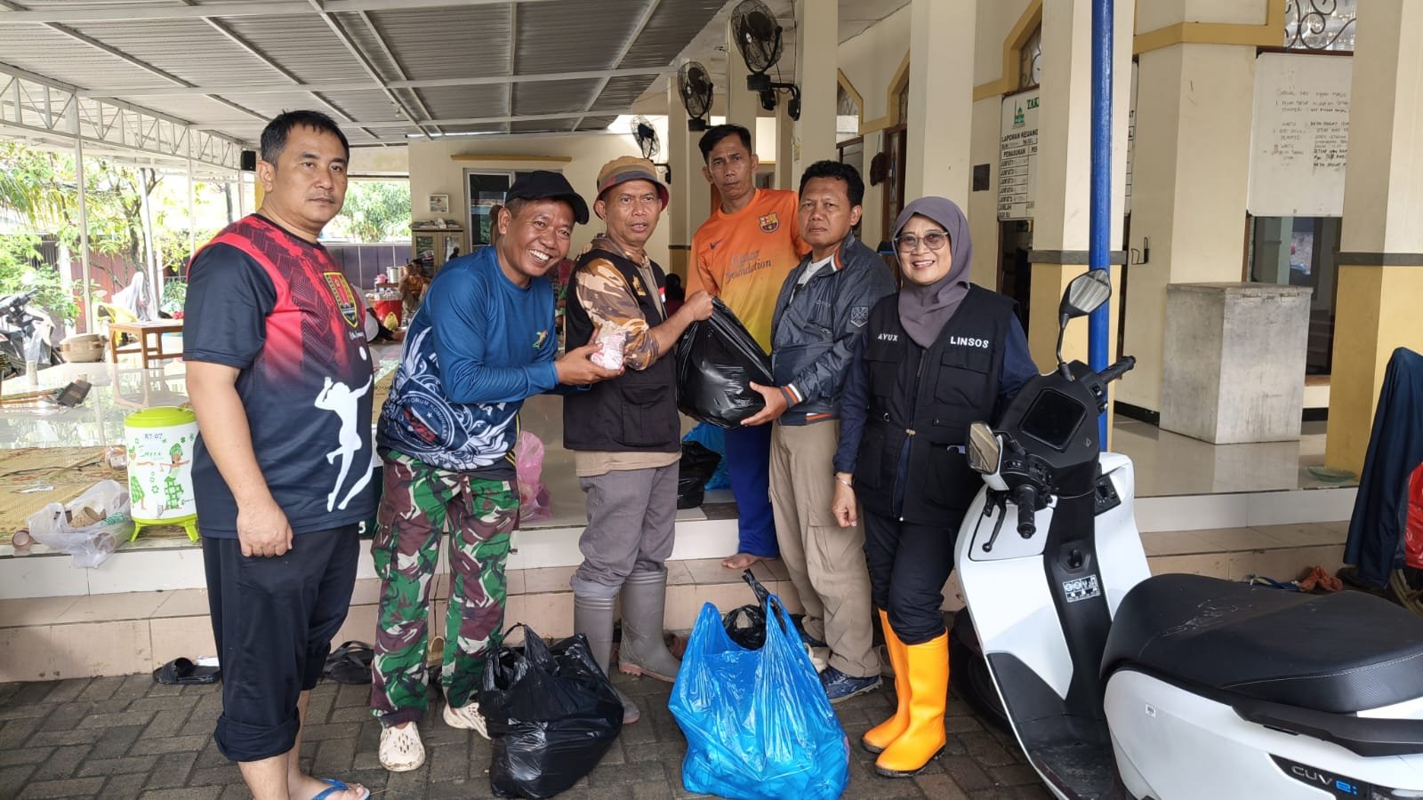 Penyaluran bantuan logistik ke warga terdampak banjir di Rowosari dan Meteseh