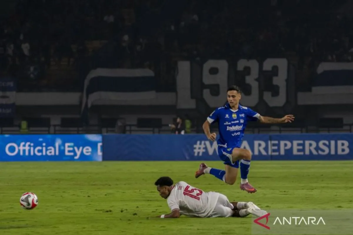 esepak bola Persib Bandung Eliano Johannes Reijnders (kanan) berebut bola dengan pesepak bola Persis Solo Giovani Jorim Herzon Dacosta Numberi (kiri)
