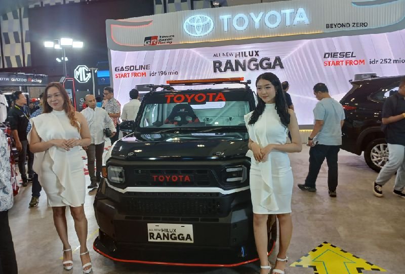 Produk mobil niaga dari Toyota saat ditampilkan pada pameran GIIAS di Muladi Dome Undip Tembalang.
