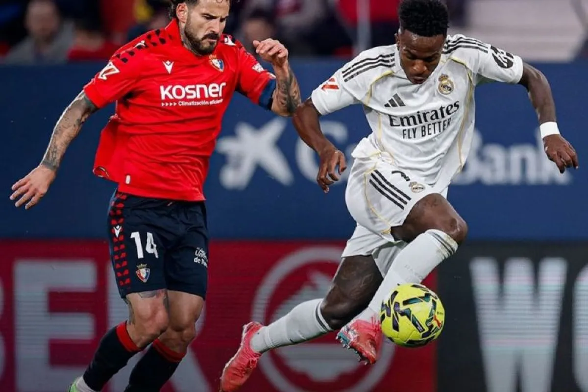 Pemain Real Madrid Vinicius Junior (kanan) mengontrol bola pada laga lanjutan Liga Spanyol 2025/2026