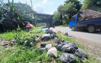 Ruas Jalan Arteri Kaliwungu Jadi Lokasi Pembuangan Sampah Liar