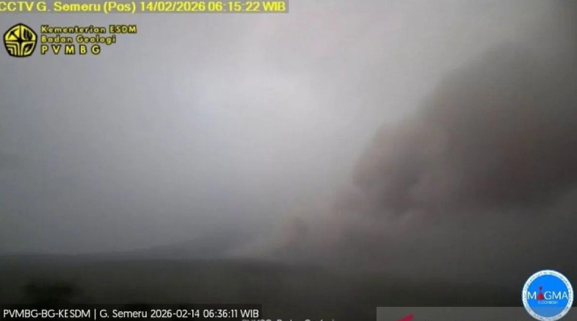 Tangkapan layar - Gunung Semeru erupsi dengan letusan setinggi 2 km disertai luncuran awan panas guguran sejauh 6 km pada Sabtu (14/2/2026) pagi.