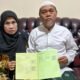 Suyadi dan istrinya Sri Marwini memperlihatkan bukti SHM miliknya.