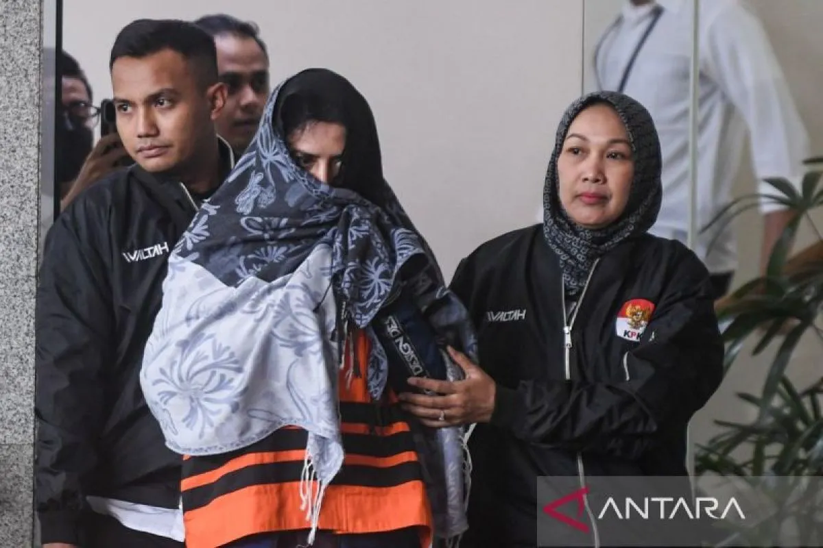 Bupati Pekalongan, Fadia Arafiq usai diperiksa di gedung KPK.