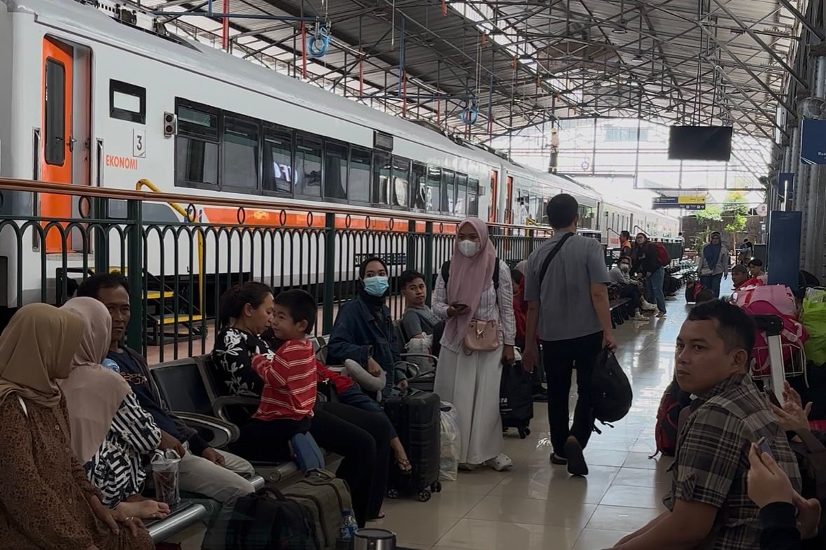 Penumpang KA menunggu keberangkatan kereta di Stasiun