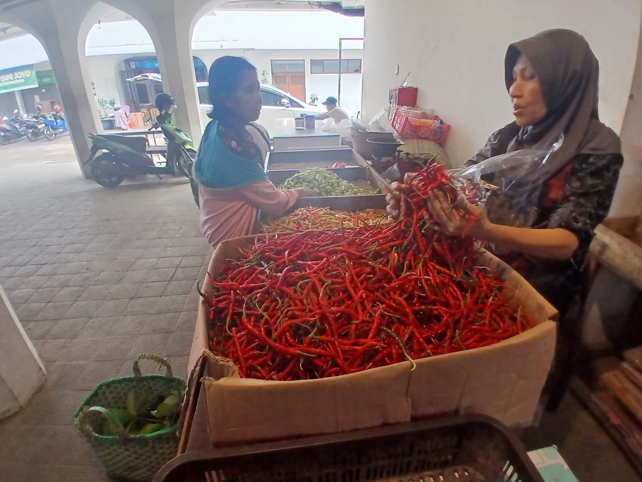 Pedagang cabai pasar Johar melayani pembeli di lapaknya