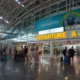 Penumpang di Bandara Ngurah Rai Bali.