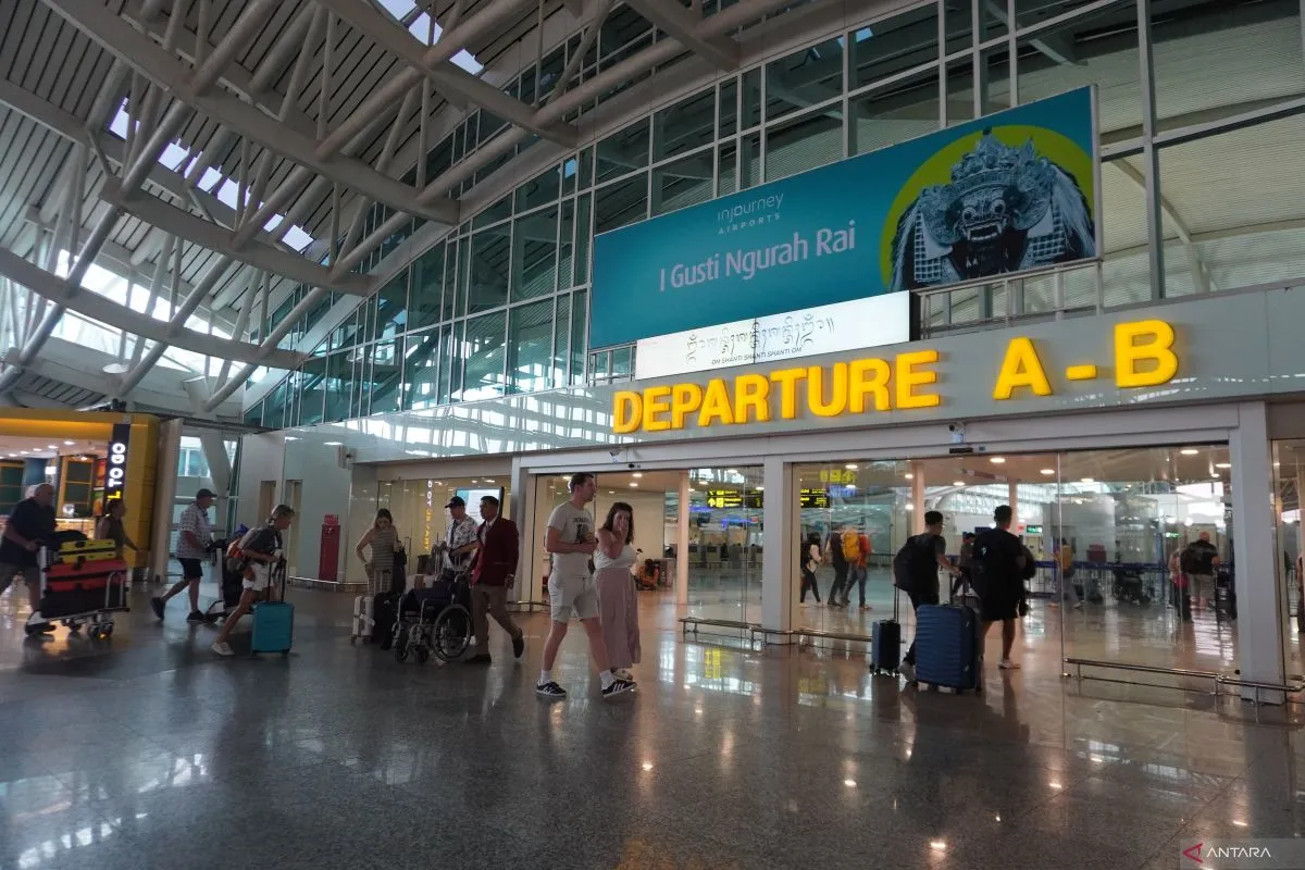 Penumpang di Bandara Ngurah Rai Bali.