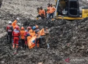 Senin Siang Tim SAR Kembali Evakuasi Jasad Korban Longsor di TPST Bantargebang
