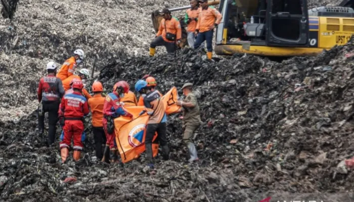 Senin Siang Tim SAR Kembali Evakuasi Jasad Korban Longsor di TPST Bantargebang
