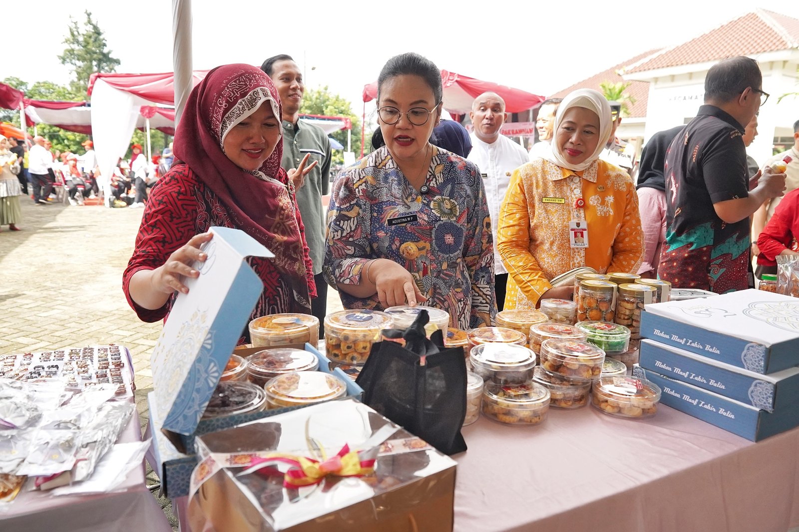 Walikota Semarang, Agustina Wilujeng saat menghadiri pasar pangan murah "Pak Rahman" di Mijen.