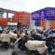 Seorang petugas mengatur sepeda motor pemudik dalam program mudik gratis seped motor (Motis) angkutan Lebaran 2026