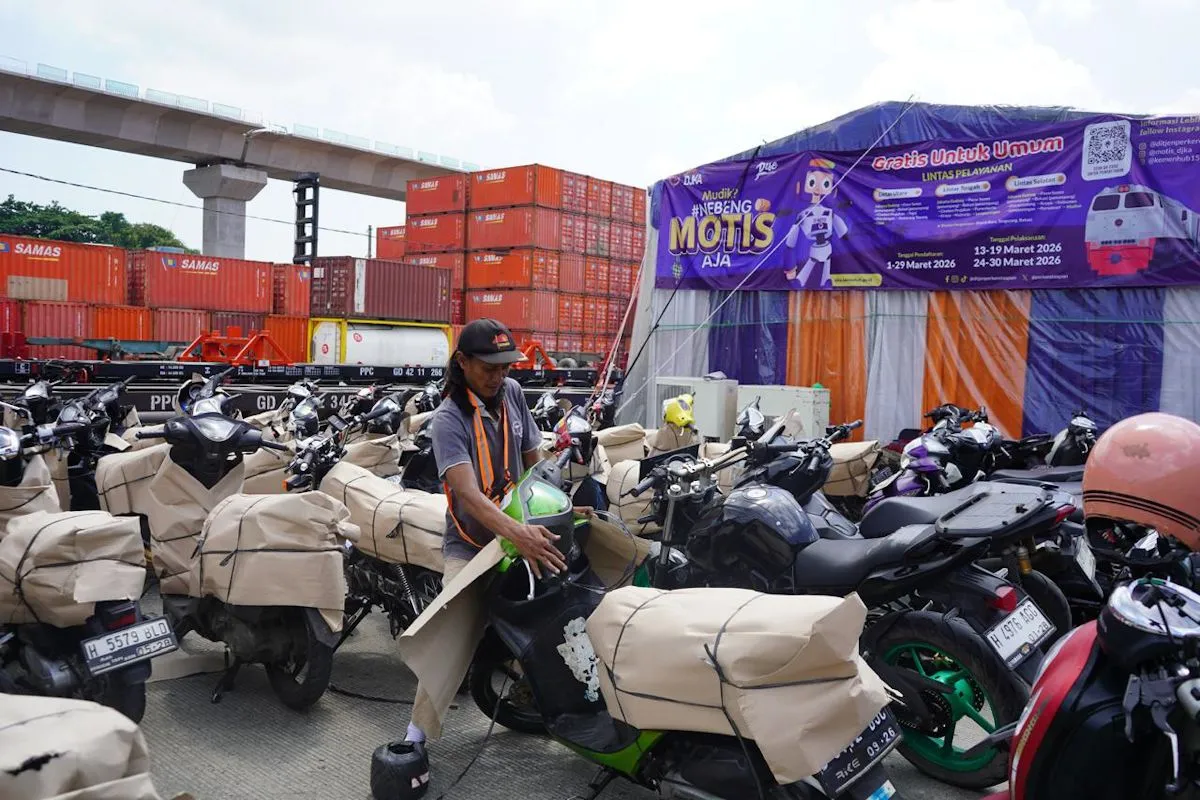 Seorang petugas mengatur sepeda motor pemudik dalam program mudik gratis seped motor (Motis) angkutan Lebaran 2026