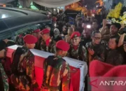 Suasana Haru Menyelimuti Keluarga Saat Jenazah Mayor Zulmi Aditya Iskandar Tiba di Cimahi