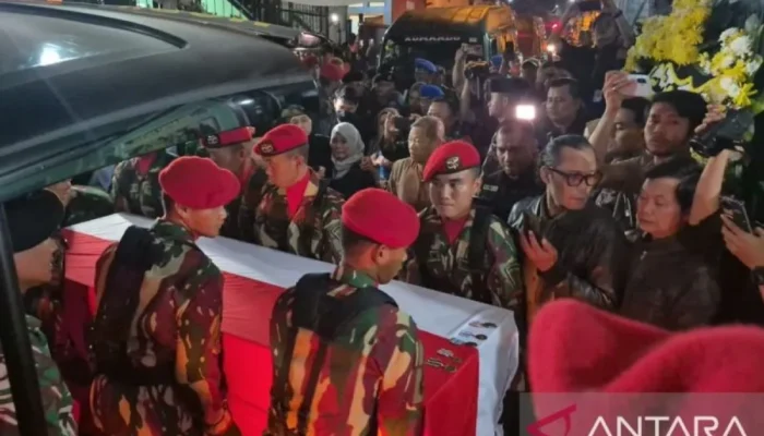 Suasana Haru Menyelimuti Keluarga Saat Jenazah Mayor Zulmi Aditya Iskandar Tiba di Cimahi