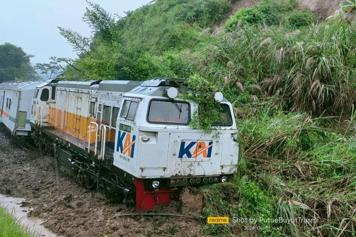 kereta Api 174 Ciremai anjlok usai lokomotif rangkaian kereta tersebut menabrak material longsor yang menutup jalur