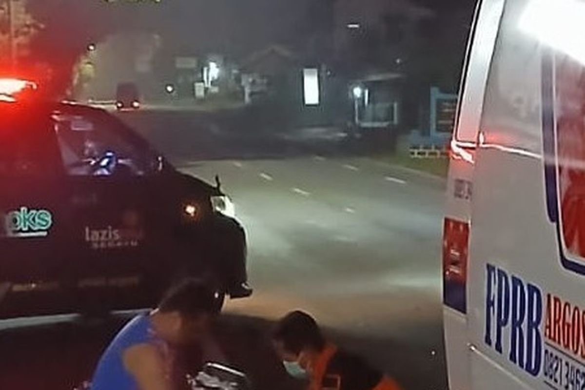 Petugas mengevakuasi korban kecelakaan di jalan Wates, Bantul.