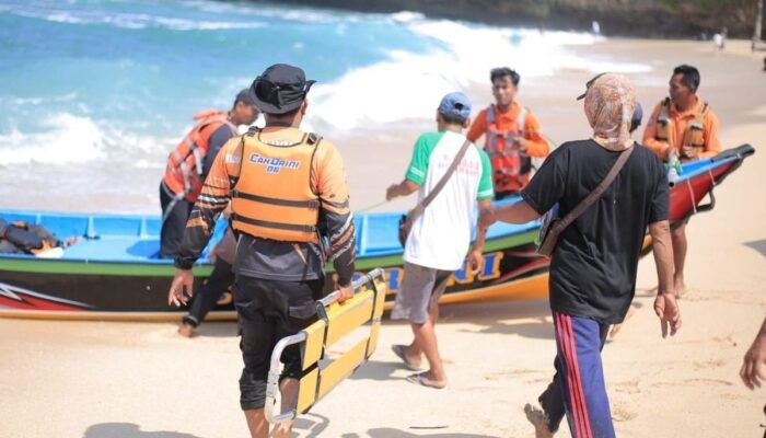 Asyik Berenang, Tiga Wisatawan Terseret Ombak di Pantai Ngrumput Gunungkidul