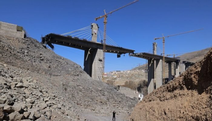 Dibom Amerika, Jembatan Ikonik Tertinggi Iran Hancur