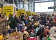 Selasa Malam, Ratusan Penumpang KA Jarak Jauh Masih Menumpuk di Stasiun Pasar Senen
