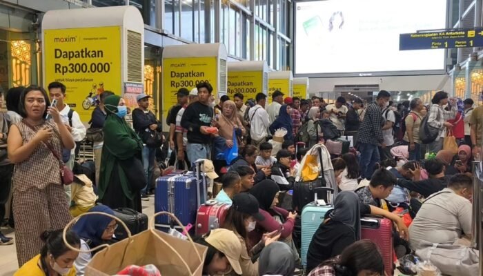 Selasa Malam, Ratusan Penumpang KA Jarak Jauh Masih Menumpuk di Stasiun Pasar Senen