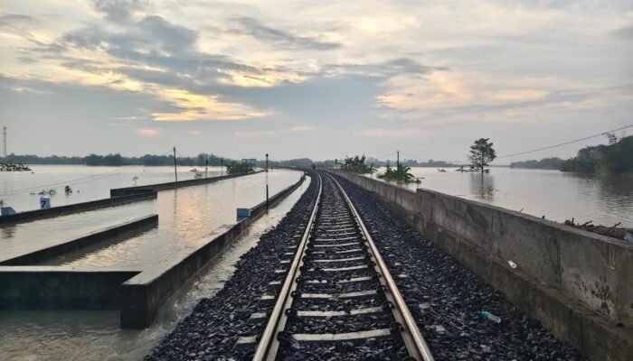 Imbas Jalur Hilir Antara Karangjati – Gubug Tergenang Air, Perjalanan KA Terganggu