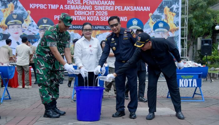 Jutaan Batang Rokok Ilegal dan Ribuan Minuman Beralkohol di Semarang Dimusnahkan