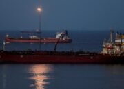 Saat Gencatan Senjata AS-Iran, Dua Kapal Ini Perdana Lewati Selat Hormuz