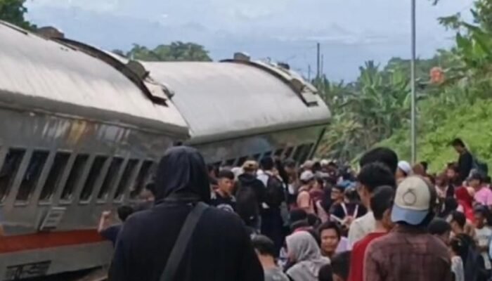 Evakuasi Tiga Gerbong KA Bangunkarta Anjlok di Bumiayu, KAI Kerahkan Crane