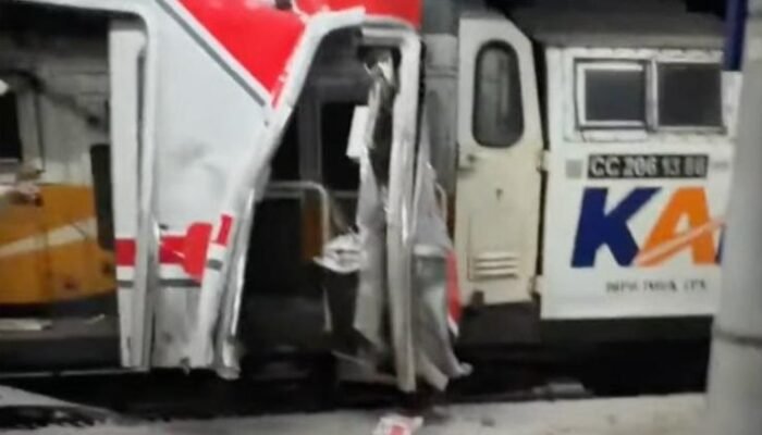 Insiden Tabrakan Keras Dua Kereta di Stasiun Bekasi, KA Jarak Jauh Hantam Sampai Tembus Gerbong KRL