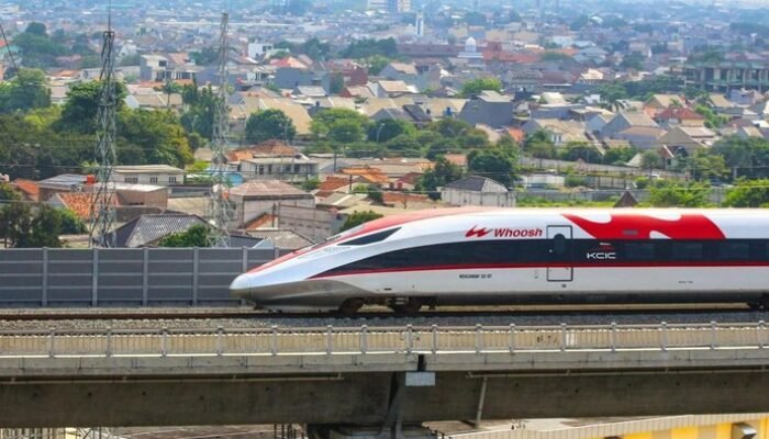 KCIC: Penumpang Tahan Pintu Whoosh, Berpotensi Timbulkan Kerusakan Jangka Panjang